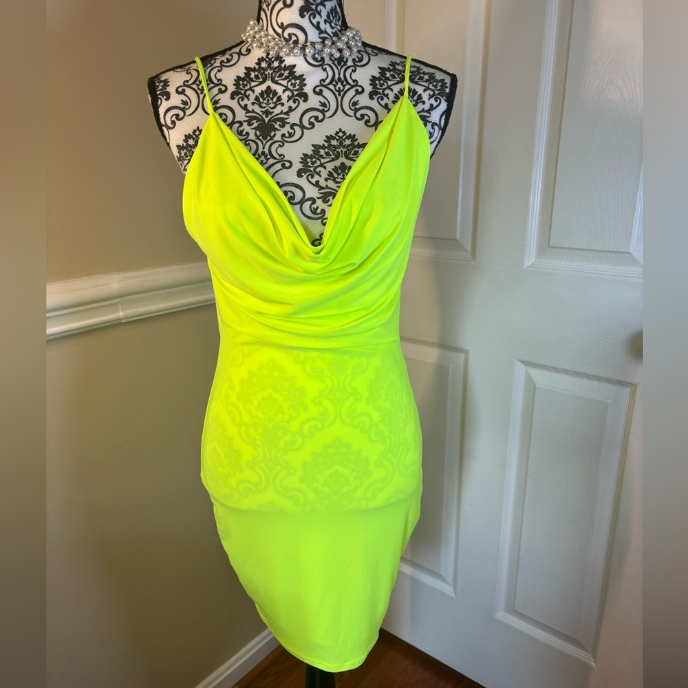 *NWT* Fashion Nova Women's yellow, Dress, size medium.